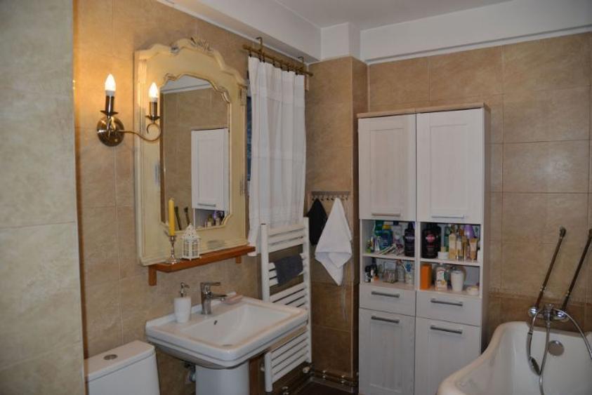 Apartament cu 3 camere decomandat în Câmpina