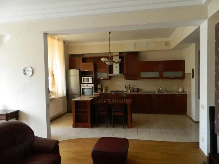 Apartament cu 3 camere decomandat în Tei