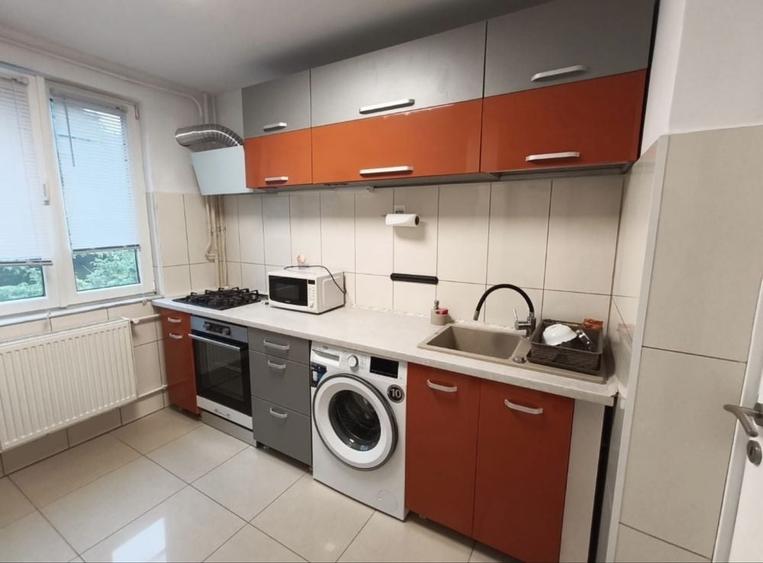 Apartament cu 3 camere decomandat în Exterior Vest