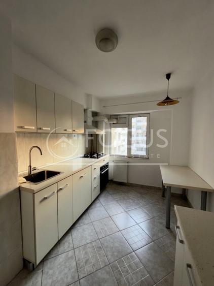 Apartament cu 3 camere semidecomandat, mobilat în Tei