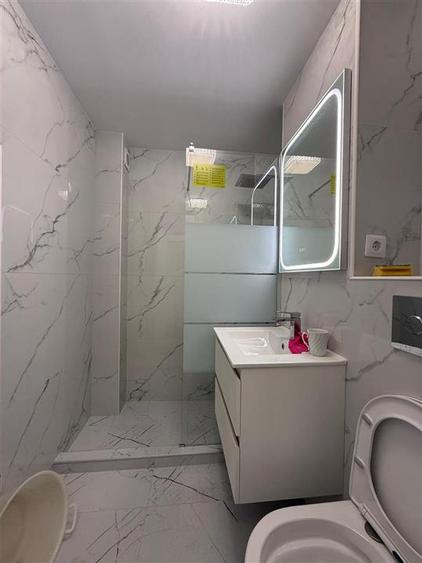 Apartament cu 3 camere semidecomandat în Tătărași