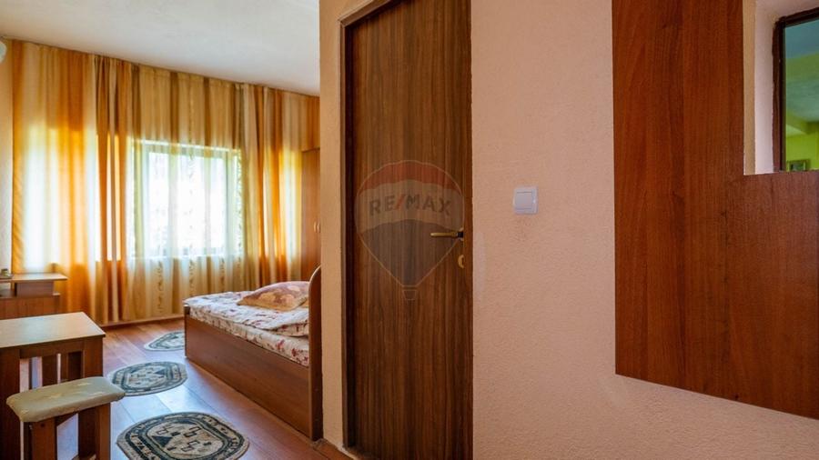 Casă individuală cu 10 camere cu Teren 1348 Mp în Sânbotin