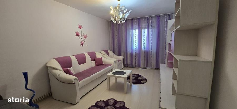 Apartament cu 3 camere decomandat în Micro 6