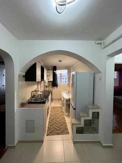 Apartament cu 3 camere semidecomandat, mobilat în Dristor