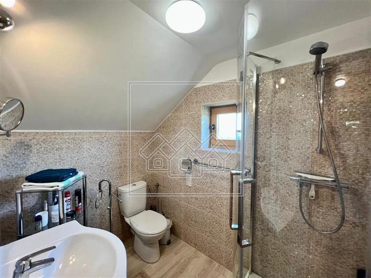 Casă individuală cu 4 camere cu Teren 2600 Mp în Central