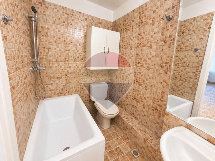 Apartament cu 3 camere semidecomandat în Periferie