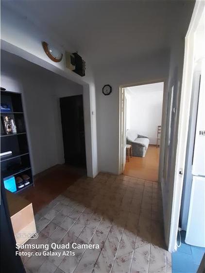 Apartament cu 3 camere decomandat în Malu Roșu
