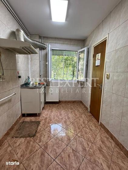 Apartament cu 3 camere decomandat în Titan
