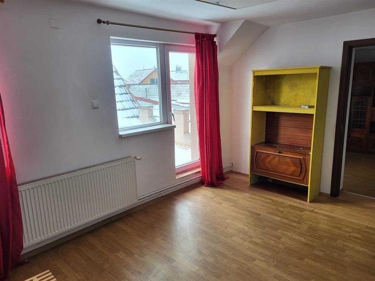 Casă individuală cu 6 camere cu Canalizare în Exterior Est
