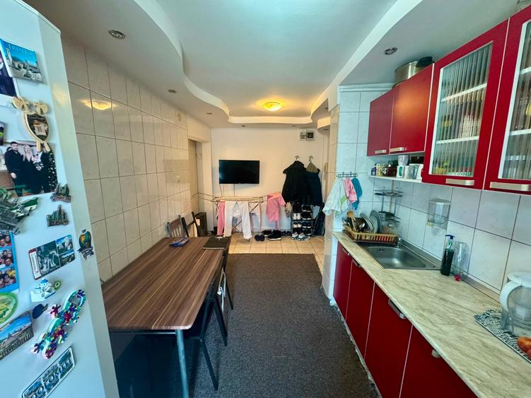 Apartament cu 3 camere decomandat în Baza 3