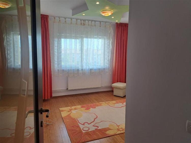 Apartament cu 3 camere decomandat, mobilat în Lenin