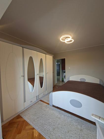 Apartament cu 4 camere decomandat în Aradului