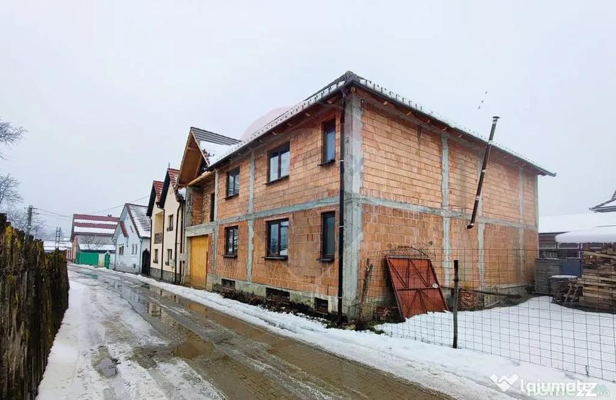 Casă cu 7 camere cu Teren 300 Mp în Central