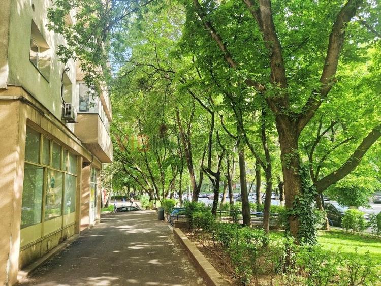Apartament cu 4 camere semidecomandat, mobilat în Văcăresti
