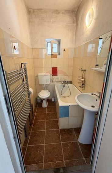 Casă cu 5 camere cu Teren 1400 Mp în Vale
