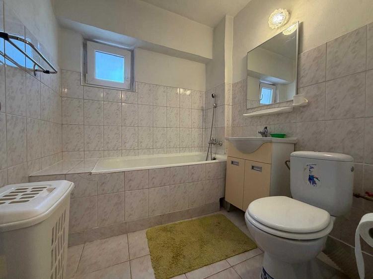 Apartament cu 3 camere decomandat în Drumul Carului