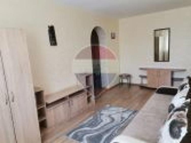 Apartament cu 2 camere semidecomandat în Podu Roș