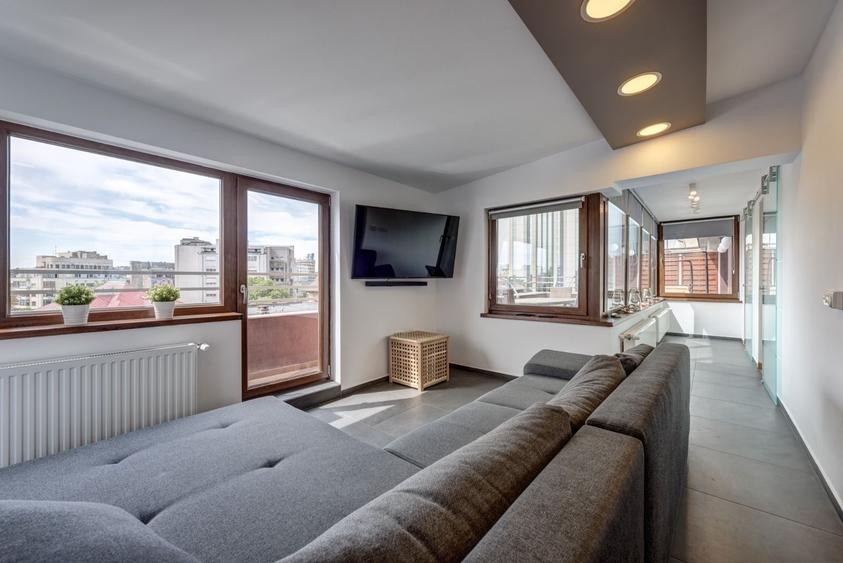Apartament cu 3 camere, mobilat în P-ța Romană
