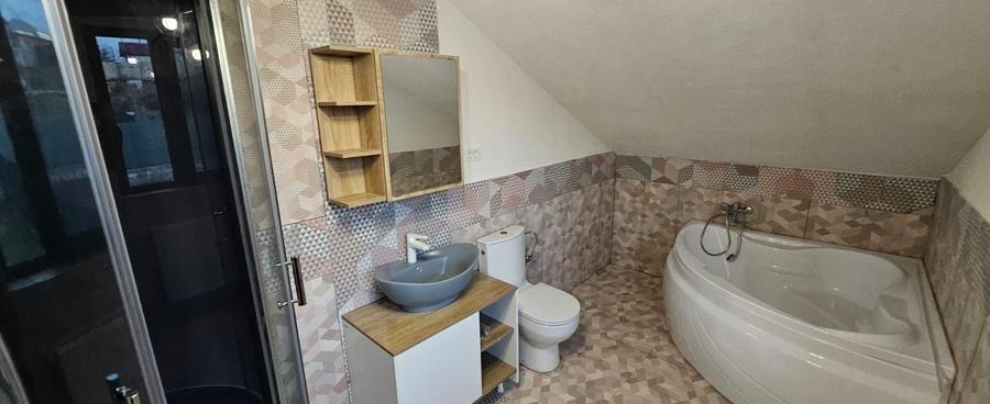 Casă individuală cu 4 camere cu Canalizare în Est