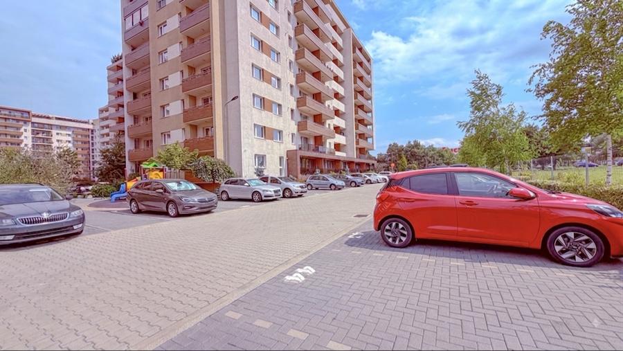 Apartament cu 2 camere decomandat în Tractorul