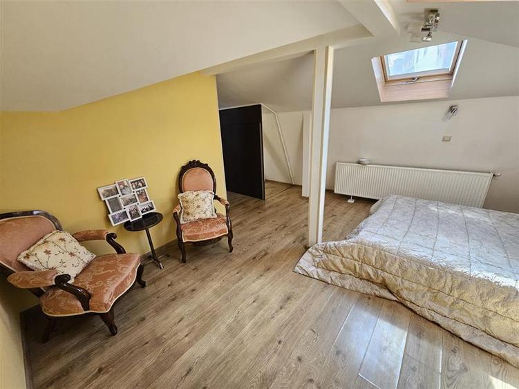 Casă individuală cu 8 camere cu Teren 60 Mp în Brașovul Vechi