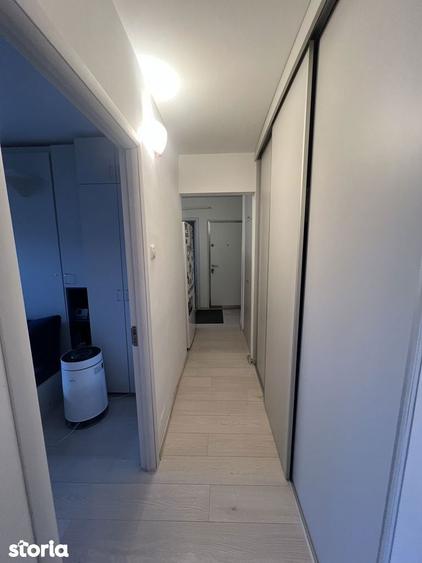 Apartament cu 3 camere semidecomandat în Calea București