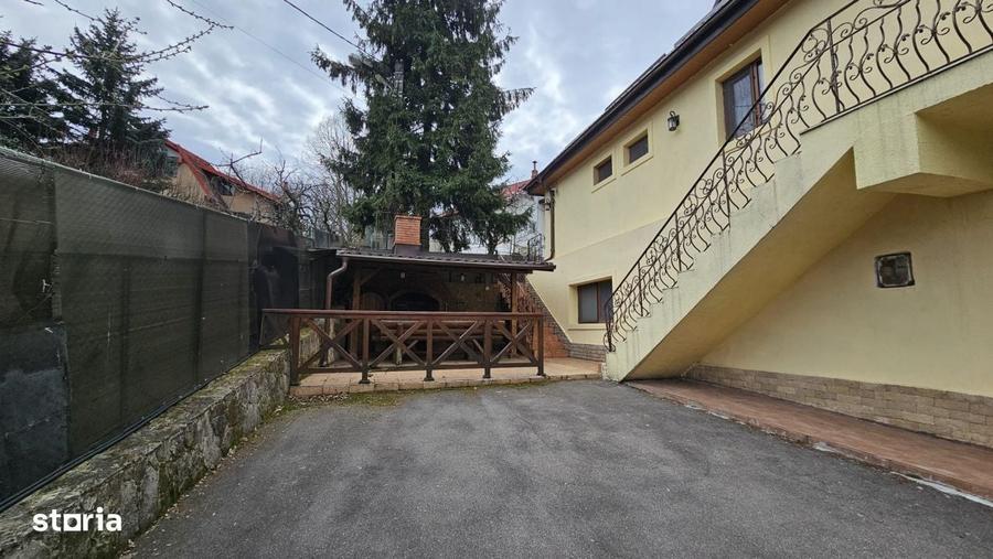 Casă cu 4 camere în Sticlăria