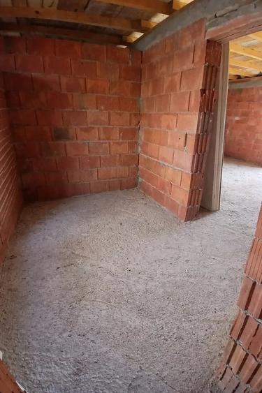 Casă cu 2 camere cu Teren 987 Mp în Peciu Nou