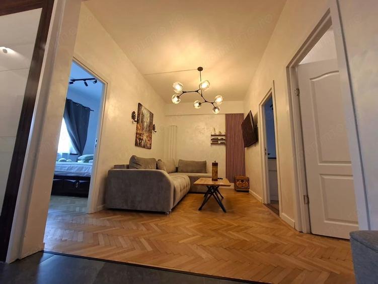 Apartament cu 5 camere semidecomandat în Romană