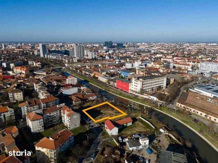 Teren de 1996 mp, în Fabric