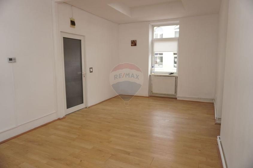 Spațiu comercial, de 23.700000762939 mp, în Central