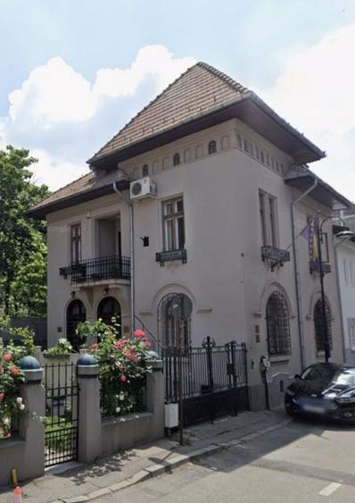 Casă individuală cu 9 camere cu Canalizare în Dorobanți