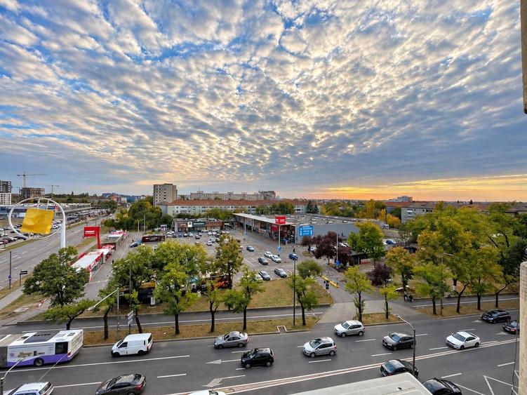 Apartament cu 3 camere decomandat, mobilat în Central