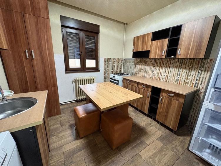 Apartament cu 3 camere decomandat în Lipovei