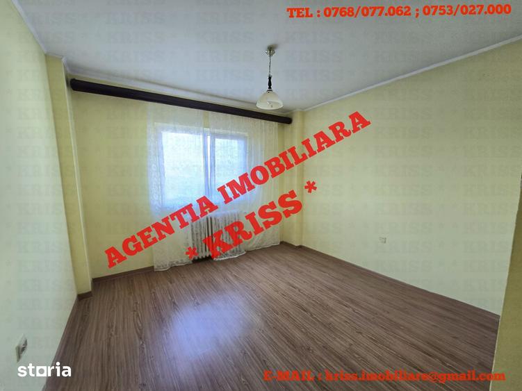 Apartament cu 3 camere decomandat în Craiovei