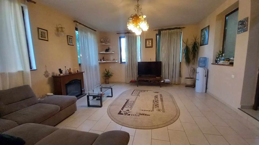 Casă individuală cu 8 camere cu Teren 650 Mp în Otopeni