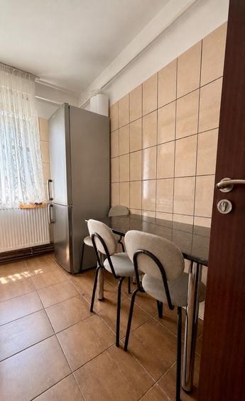 Apartament cu 3 camere semidecomandat în Craiovița Nouă