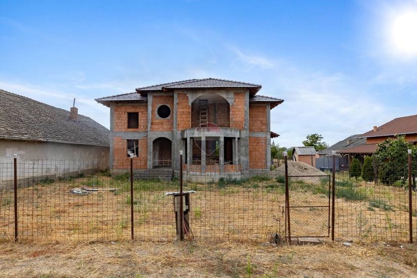 Casă individuală cu 5 camere cu Teren 1468 Mp în Semlac
