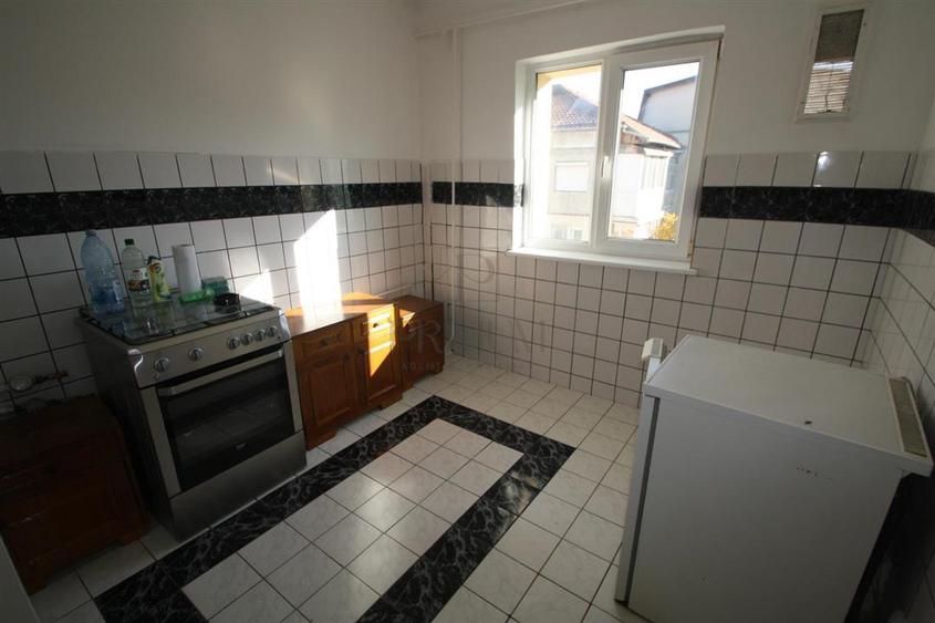 Apartament cu 3 camere decomandat, mobilat în Girocului