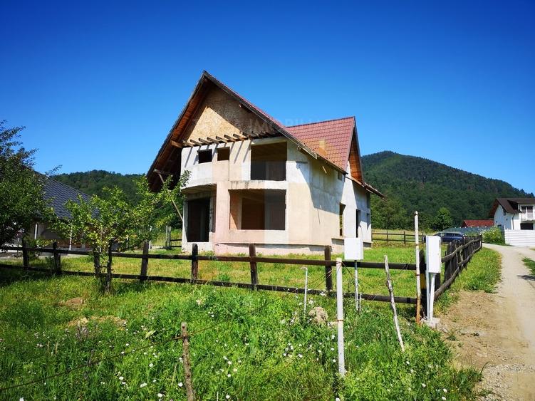 Casă individuală cu 6 camere cu Teren 800 Mp în Alexandru cel Bun