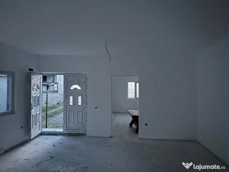 Casă cu 3 camere cu Teren 250 Mp în Lumina
