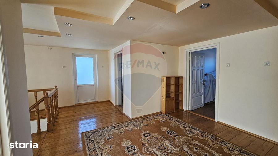 Casă cu 5 camere cu Teren 2078 Mp în Baia