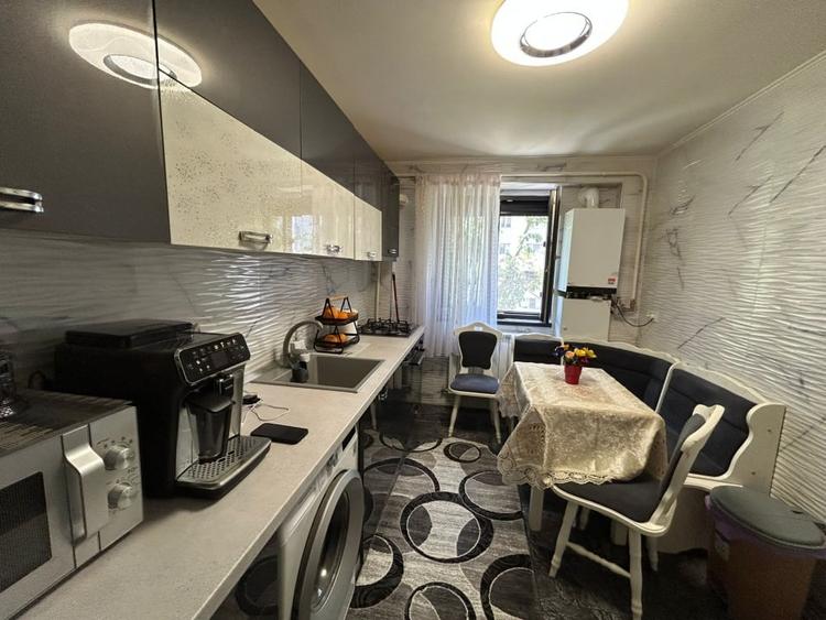 Apartament cu 3 camere decomandat, mobilat în Viziru 3