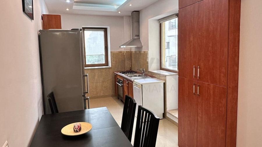 Apartament cu 3 camere semidecomandat în Nordului