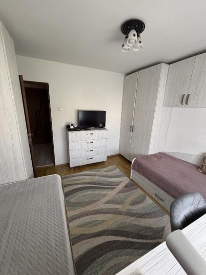 Apartament cu 3 camere decomandat, mobilat în Tudor