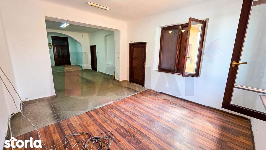 Casă cu 10 camere cu Teren 443 Mp în Poiana Sibiului