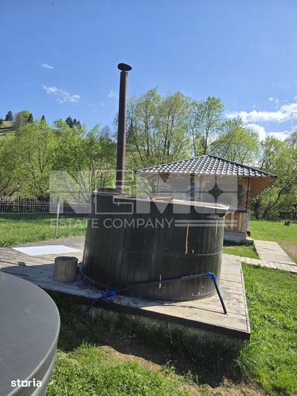 Casă cu 9 camere cu Teren 2200 Mp în Moldovița