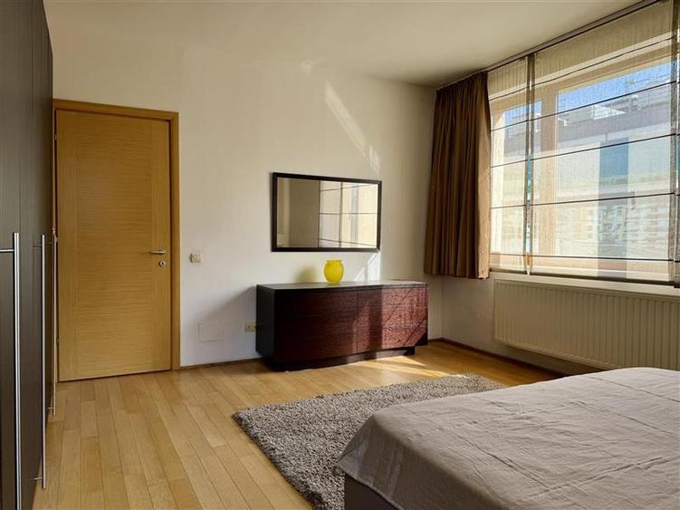 Apartament cu 4 camere semidecomandat în Herăstrău