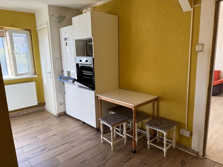 Apartament cu 2 camere semidecomandat, mobilat în Central