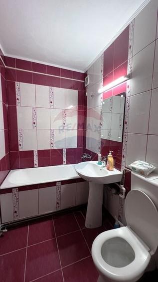 Apartament cu 4 camere decomandat în Micro 16
